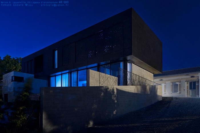 Maison Noire (de bton et d'acier) - Maison rsolument contemporaine au coeur de Lauzerville (31) : de nuit...