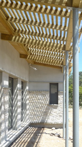 Maison du surfeur : dtail casquette brise-soleil sous polycarbonate