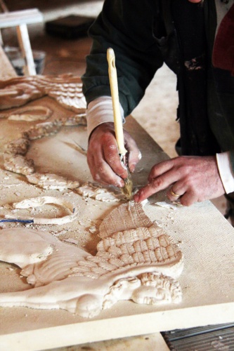 Rhabilitation du Chateau de Drudas : Les mains du staffeur.JPG